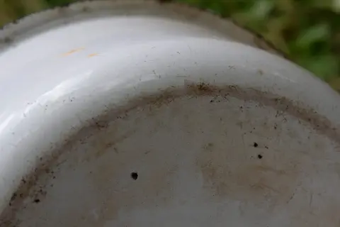 Нижнее кольцо белого эмалированного таза