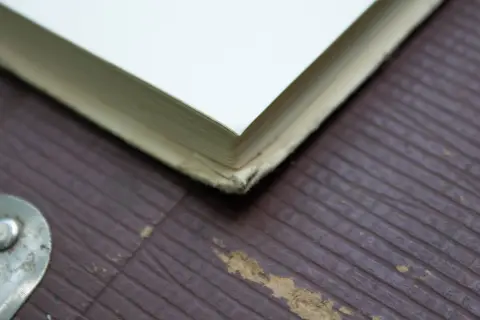 Обтрёпанный угол и слои страниц старой книги