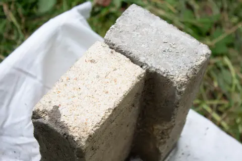 Вертикальная пара старых строительных кирпичей