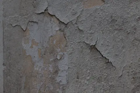 Треснувшая и отслаивающаяся поверхность колонны