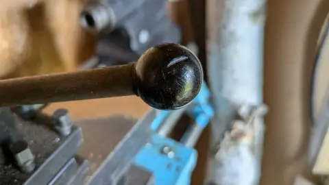 Поцарапанная чёрная шаровая ручка рычага резцедержателя