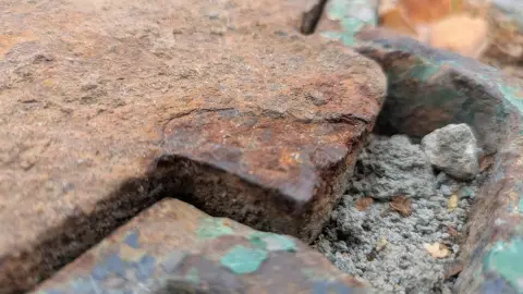 Макроснимок ржавой кромки и зазора рамы