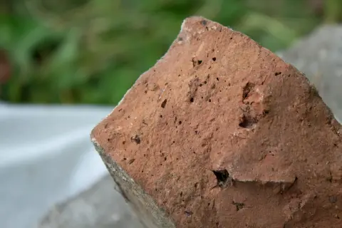 Пористая поверхность красного глиняного кирпича