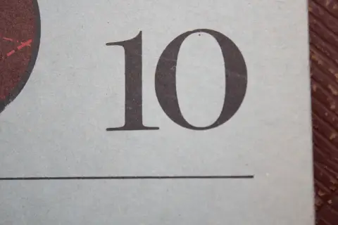Крупная цифра 10 на учебнике физики