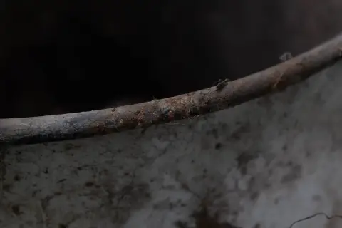 Ржавый завальцованный край эмалированной кастрюли