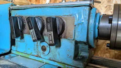 Передняя сторона шпиндельной бабки с тремя рычагами