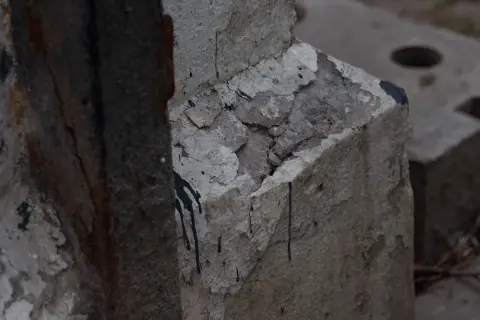 Повреждённый угол основания и металлическая стойка