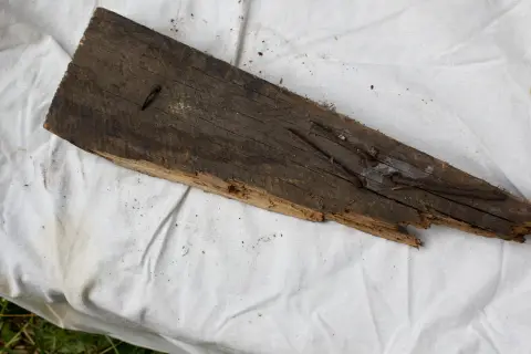 Тёмная старая доска с расщеплённым краем