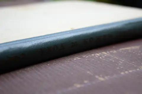 Деталь печатной цены на кириллической странице книги