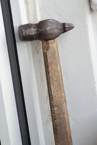 Молоток в профиль
