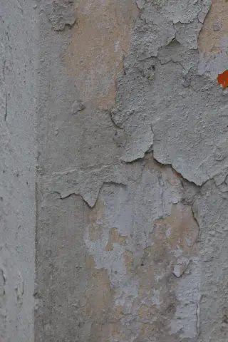 Утрата слоёв краски на углу колонны