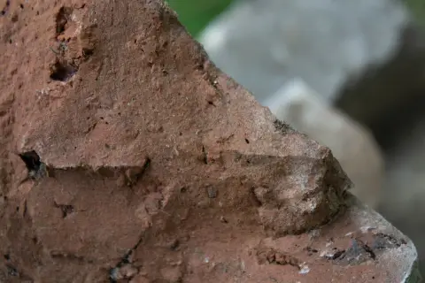 Неровный излом красного обожжённого кирпича