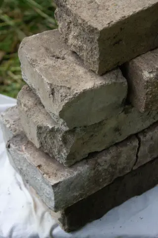 Сломанные края кирпичей в стопке