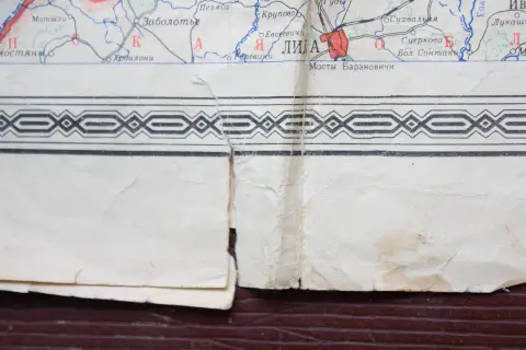 Сложенный шов на рамке старой карты