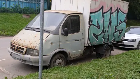 Сильно проржавевший окрашенный фургон