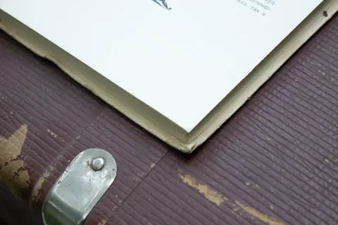 Потёртый нижний угол раскрытой книги