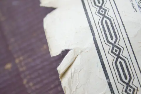 Сложенный и порванный край бумаги карты