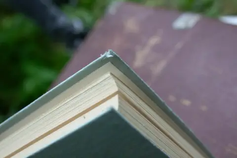 Потёртый угол блока страниц учебника физики