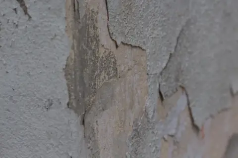 Открытый нижний слой в отслаивающемся покрытии
