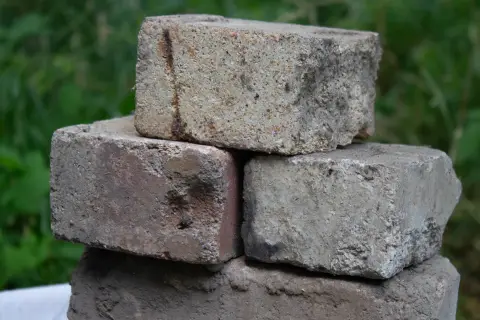 Верхние кирпичи в старой стопке