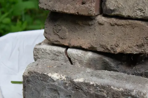 Слоистая стопка старых серых кирпичей