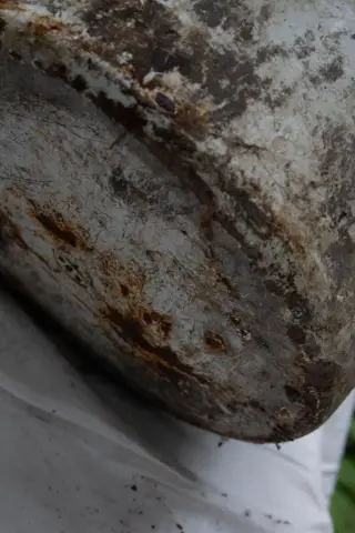 Корродированный нижний угол эмалированной кастрюли