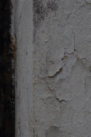 Отслаивающаяся краска у металлической стойки