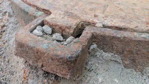 Сломанная выемка крышки с набившимся мусором