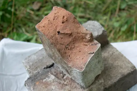 Обломок красного обожжённого кирпича