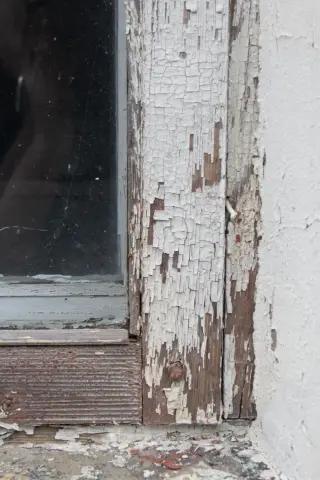 Old painted wooden window, фото 4