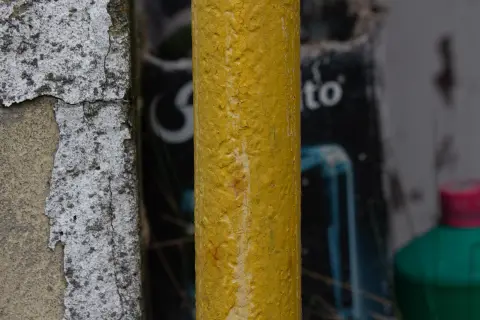 Plastered brick wall with gas pipe, фото 2
