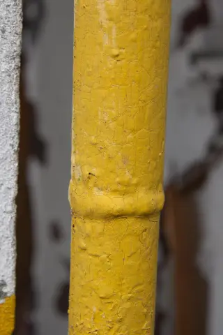 Plastered brick wall with gas pipe, фото 11