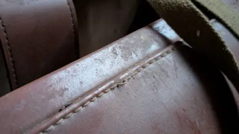 Old leather bag, фото 3