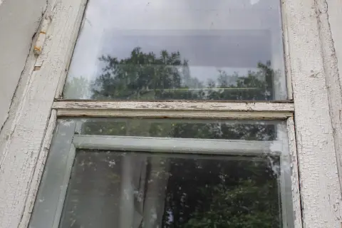 Old painted wooden window, photo 13