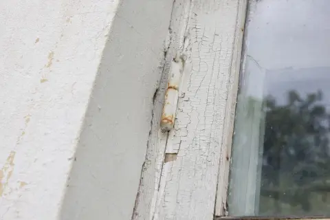 Old painted wooden window, photo 16