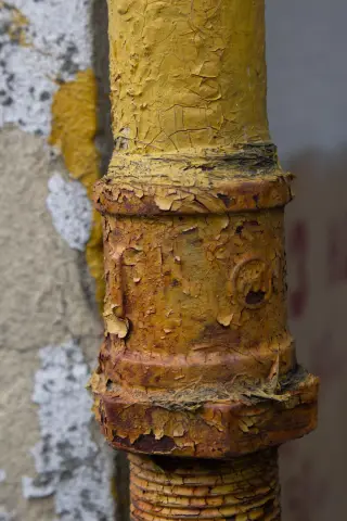 Plastered brick wall with gas pipe, фото 15