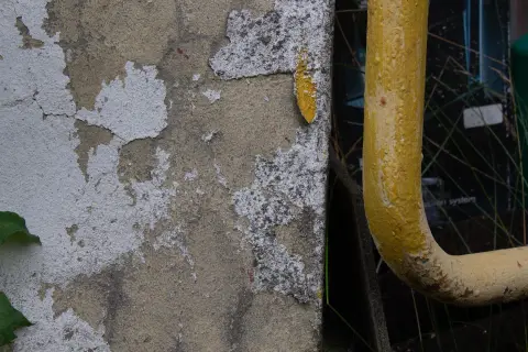 Plastered brick wall with gas pipe, фото 5