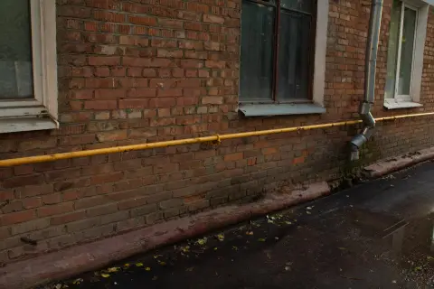 Brick Wall  With Yellow Gas Tube, фото 1