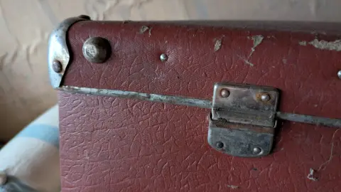 Old wooden case, photo 8