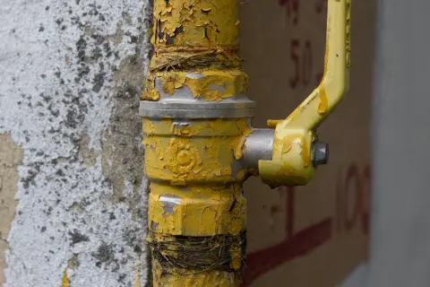 Plastered brick wall with gas pipe, фото 12