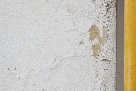 Plastered brick wall with gas pipe, фото 7