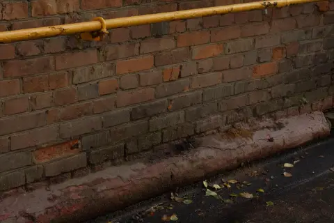 Brick Wall  With Yellow Gas Tube, фото 3
