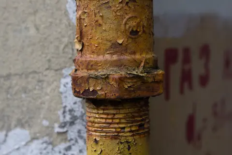 Plastered brick wall with gas pipe, фото 8