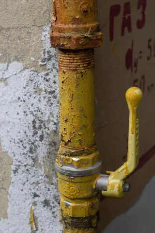 Plastered brick wall with gas pipe, фото 14