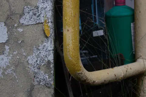 Plastered brick wall with gas pipe, фото 16